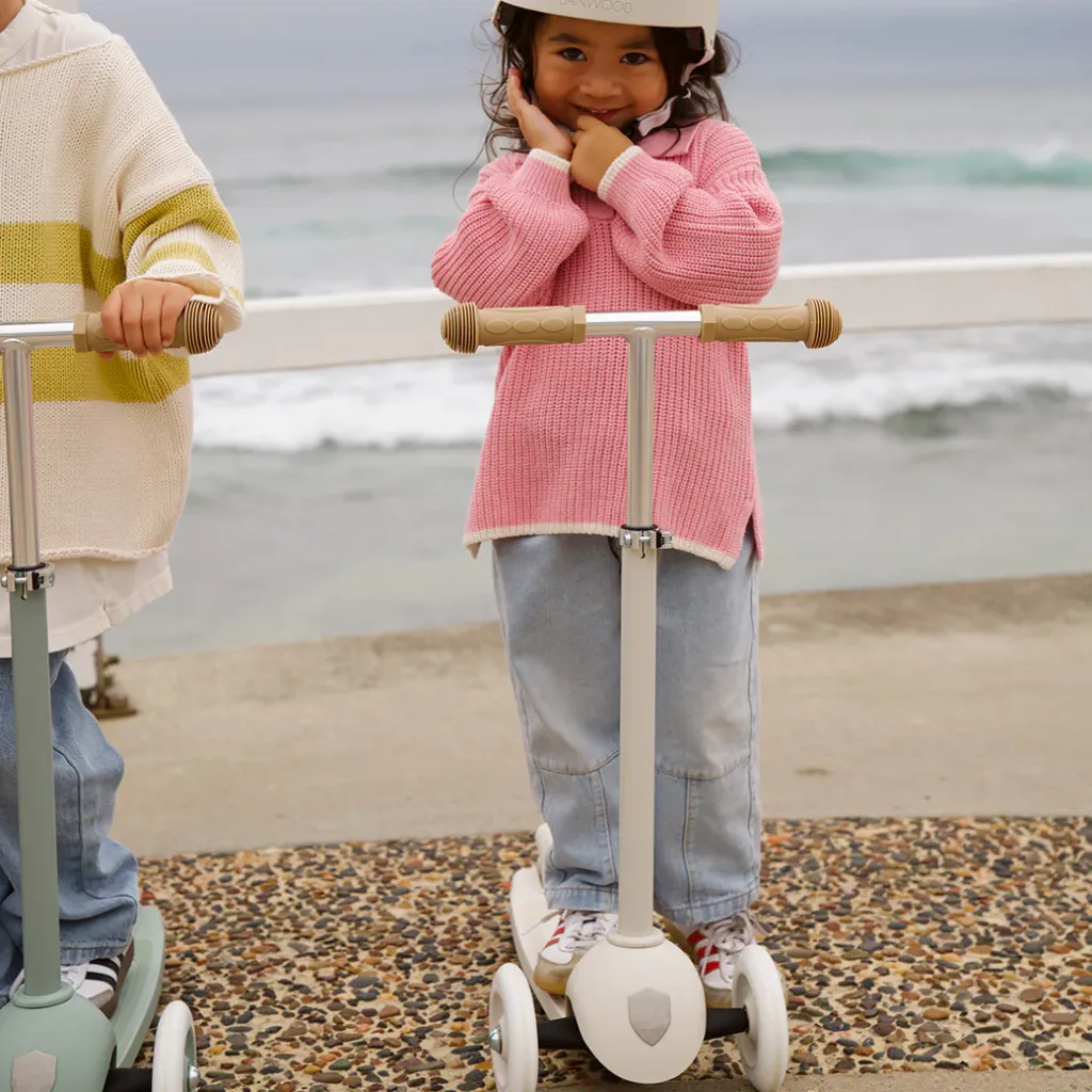 banwood-bikes-eco-scooter-ivory-lifestyle-2.webp
