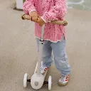 banwood-bikes-eco-scooter-ivory-lifestyle-1.webp