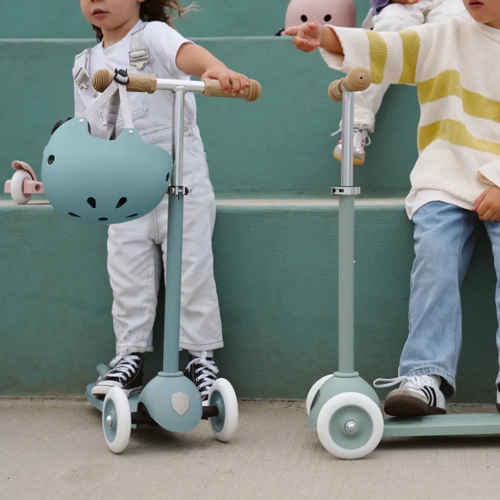 banwood-bikes-eco-scooter-teal-lifestyle-2.webp