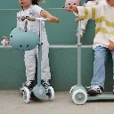 banwood-bikes-eco-scooter-teal-lifestyle-2.webp