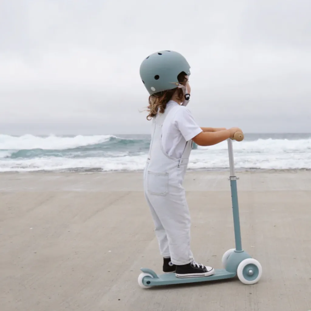 banwood-bikes-eco-scooter-teal-lifestyle-1.webp