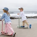 banwood-bikes-eco-scooter-olive-lifestyle-2.webp