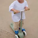 banwood-bikes-eco-scooter-olive-lifestyle-1.webp